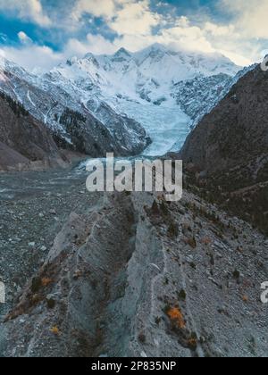 È stato aperto lo stadio naturale di cricket ad altura più alta del mondo, costruito nella scenografica regione pakistana di Gilgit-Baltistan. Il Pissan Cricket Stadium è situato Foto Stock