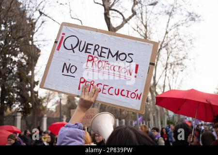 Madrid, Madrid, Spagna. 8th Mar, 2023. 8 marzo 2023 - Madrid, Spagna: La donna tiene uno striscione durante la manifestazione internazionale delle donne che si svolge nel 8M a Madrid, Spagna. Centinaia di migliaia di persone hanno partecipato alla manifestazione indetta dalla Commissione del 8M. (Credit Image: © Alvaro Laguna/Pacific Press via ZUMA Press Wire) SOLO PER USO EDITORIALE! Non per USO commerciale! Foto Stock