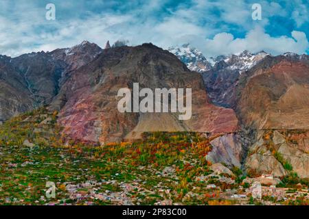 Hunza Peak si trova nella gamma Karakoram insieme alla Lady Finger (Bublimoting). Si trova sulla cresta sud-ovest del massiccio del picco di Ultar, il più sou Foto Stock