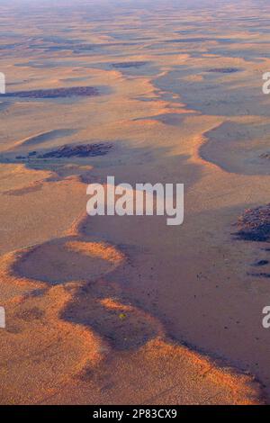 Veduta aerea delle formazioni di dune di sabbia nel Parco Nazionale di Kata Tjuta-Uluru, Australia Centrale Foto Stock