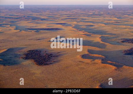 Veduta aerea delle formazioni di dune di sabbia nel Parco Nazionale di Kata Tjuta-Uluru, Australia Centrale Foto Stock