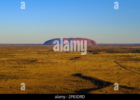 Vista di Uluru (Ayres Rock) dall'alto, Australia centrale Foto Stock