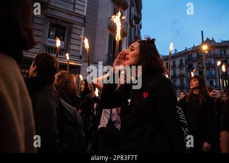 Barcellona, Spagna. 08th Mar, 2023. Le donne con torce accese marciano lungo la Gran Via di Barcellona verso l'Arc de Triomf durante la manifestazione. Più di 4.000 persone hanno marciato da Plaza Universitat all'Arc de Triomf a Barcellona come parte della Giornata internazionale della donna per chiedere i loro diritti e denunciare gli abusi sciovinisti maschili. Credit: SOPA Images Limited/Alamy Live News Foto Stock