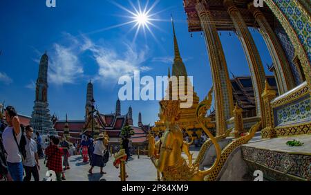 Gennaio 01 2023 - Bangkok Thailandia-figure mitologiche decorano la terrazza, a Wat Phra Kaew in bronzo e dorati con foglia d'oro. Questi sono la metà Foto Stock