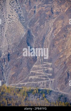 È stato aperto lo stadio naturale di cricket ad altura più alta del mondo, costruito nella scenografica regione pakistana di Gilgit-Baltistan. Il Pissan Cricket Stadium è situato Foto Stock