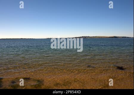 San Remo, a Victoria, Australia, è la porta d'ingresso a Phillip Island, attraverso il ponte in lontananza. Il canale di San Remo ha forti strappi mareali. Foto Stock