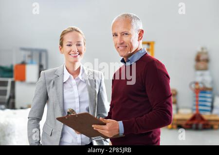 Garanzia di qualità in officina. Ritratto di due responsabili di fabbrica che eseguono un'ispezione. Foto Stock
