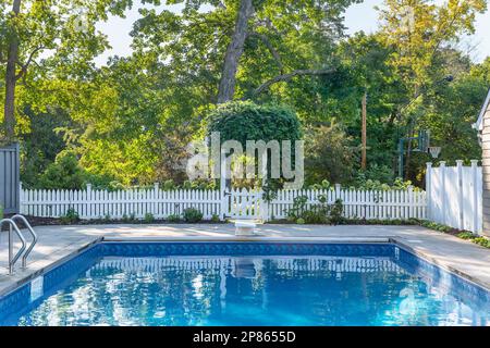 Esterno di una casa con area caminetto e piscina esterna Foto Stock