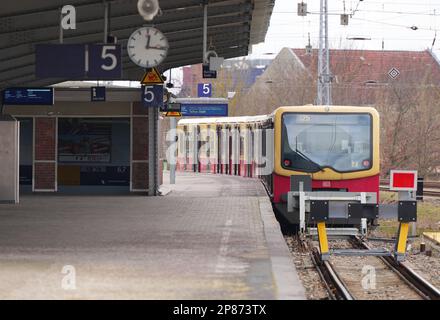 Hennigsdorf, Germania. 08th Mar, 2023. Un treno suburbano della linea S 25 è in attesa alla piattaforma 5 per la partenza in direzione di Teltow City. Credit: Soeren Stache/dpa/Alamy Live News Foto Stock