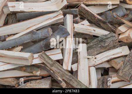 Pila di legna da ardere tagliata come sfondo, primo piano di foto. Foto Stock