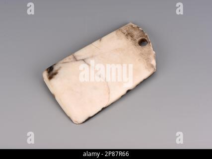 Taiyuan. 9th Mar, 2023. Questa foto non data fornita dall'istituto provinciale di archeologia di Shanxi mostra un articolo di giada scoperto dal sito delle reliquie di Dongqu risalente al tardo periodo della dinastia Xia (2070 a.C.-1600 a.C.) nella contea di Jishan nella città di Yuncheng, nella provincia di Shanxi nella Cina settentrionale. PER ANDARE CON 'Xia Dynasty relics site found in North China' Credit: Xinhua/Alamy Live News Foto Stock