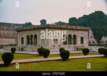 Hazuri Bagh è un giardino a Lahore, Punjab, Pakistan, delimitato dal forte di Lahore ad est, la moschea di Badshahi ad ovest, i Samadhi di Ranjit Singh Foto Stock