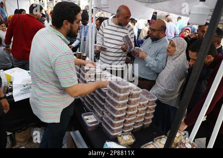 Giza, Egitto. 3rd Mar, 2023. La gente visita uno stand durante il Cairo International Dates Festival a Giza, Egitto, il 3 marzo 2023. Una grande fiera con la data delle palme, la raccolta di frutta strategica in Egitto, si è conclusa Martedì alla periferia della capitale Cairo. Attirando gli agro-imprenditori da casa e all'estero, l'evento di otto giorni porta la speranza dell'Egitto di trasformare un prodotto che serve principalmente i consumatori nazionali in un flagship.TO di esportazione ANDARE CON 'Roundup: Egitto aspira trasformare date strategiche per esportare ammiraglia come grande expo conclude' credito: Ahmed Gomaa/Xinhua/Alamy Live News Foto Stock