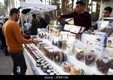 Giza, Egitto. 3rd Mar, 2023. Un uomo visita uno stand durante il Cairo International Dates Festival a Giza, Egitto, il 3 marzo 2023. Una grande fiera con la data delle palme, la raccolta di frutta strategica in Egitto, si è conclusa Martedì alla periferia della capitale Cairo. Attirando gli agro-imprenditori da casa e all'estero, l'evento di otto giorni porta la speranza dell'Egitto di trasformare un prodotto che serve principalmente i consumatori nazionali in un flagship.TO di esportazione ANDARE CON 'Roundup: Egitto aspira trasformare date strategiche per esportare ammiraglia come grande expo conclude' credito: Ahmed Gomaa/Xinhua/Alamy Live News Foto Stock