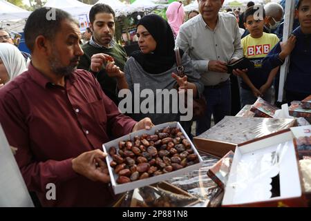 Giza, Egitto. 3rd Mar, 2023. La gente visita uno stand durante il Cairo International Dates Festival a Giza, Egitto, il 3 marzo 2023. Una grande fiera con la data delle palme, la raccolta di frutta strategica in Egitto, si è conclusa Martedì alla periferia della capitale Cairo. Attirando gli agro-imprenditori da casa e all'estero, l'evento di otto giorni porta la speranza dell'Egitto di trasformare un prodotto che serve principalmente i consumatori nazionali in un flagship.TO di esportazione ANDARE CON 'Roundup: Egitto aspira trasformare date strategiche per esportare ammiraglia come grande expo conclude' credito: Ahmed Gomaa/Xinhua/Alamy Live News Foto Stock