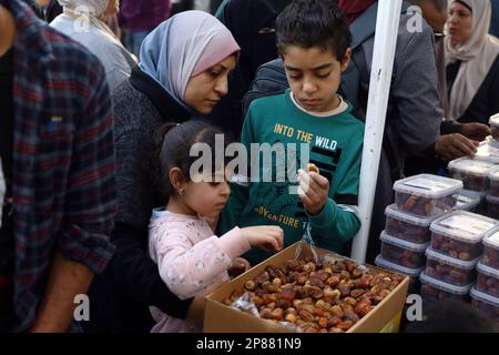 Giza, Egitto. 3rd Mar, 2023. La gente visita uno stand durante il Cairo International Dates Festival a Giza, Egitto, il 3 marzo 2023. Una grande fiera con la data delle palme, la raccolta di frutta strategica in Egitto, si è conclusa Martedì alla periferia della capitale Cairo. Attirando gli agro-imprenditori da casa e all'estero, l'evento di otto giorni porta la speranza dell'Egitto di trasformare un prodotto che serve principalmente i consumatori nazionali in un flagship.TO di esportazione ANDARE CON 'Roundup: Egitto aspira trasformare date strategiche per esportare ammiraglia come grande expo conclude' credito: Ahmed Gomaa/Xinhua/Alamy Live News Foto Stock