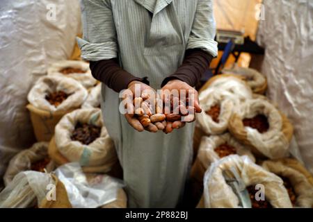 Giza, Egitto. 3rd Mar, 2023. Un espositore mostra le date durante il Cairo International Dates Festival a Giza, Egitto, il 3 marzo 2023. Una grande fiera con la data delle palme, la raccolta di frutta strategica in Egitto, si è conclusa Martedì alla periferia della capitale Cairo. Attirando gli agro-imprenditori da casa e all'estero, l'evento di otto giorni porta la speranza dell'Egitto di trasformare un prodotto che serve principalmente i consumatori nazionali in un flagship.TO di esportazione ANDARE CON 'Roundup: Egitto aspira trasformare date strategiche per esportare ammiraglia come grande expo conclude' credito: Ahmed Gomaa/Xinhua/Alamy Live News Foto Stock