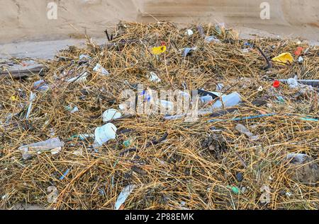 Agger, Danimarca. 02nd Feb, 2023. Varie confezioni di plastica si trovano sulla spiaggia del Mare del Nord sulla costa occidentale nel Thy National Park dopo una tempesta. Credit: Patrick Pleul/dpa/Alamy Live News Foto Stock