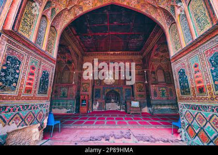La facciata dell'ingresso di Wazir Khan Chowk è ornata da intricate piastrelle e calligrafia che include versi del Corano, le parole di Foto Stock