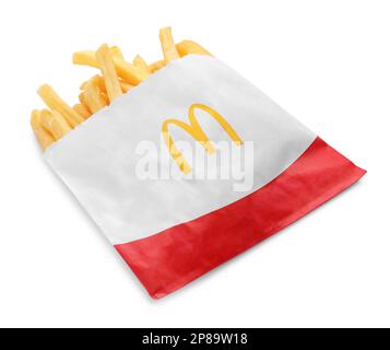 MYKOLAIV, UCRAINA - 11 AGOSTO 2021: Piccola porzione di McDonald's patatine fritte isolato su bianco Foto Stock