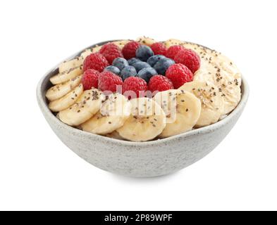 Gustosa colazione con frutti di bosco, banana e semi di chia in ciotola su sfondo bianco Foto Stock