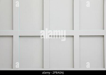 Linee trasversali della livella laser sulla parete della luce Foto Stock