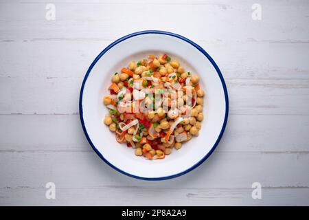 Insalata di ceci deliziosa e sana con surimi di granchio. Foto Stock