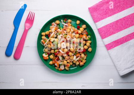 Insalata di ceci deliziosa e sana con surimi di granchio. Foto Stock