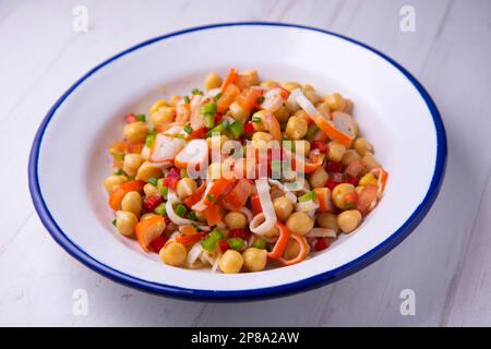 Insalata di ceci deliziosa e sana con surimi di granchio. Foto Stock