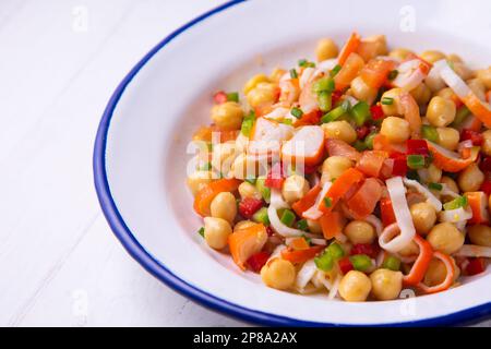 Insalata di ceci deliziosa e sana con surimi di granchio. Foto Stock