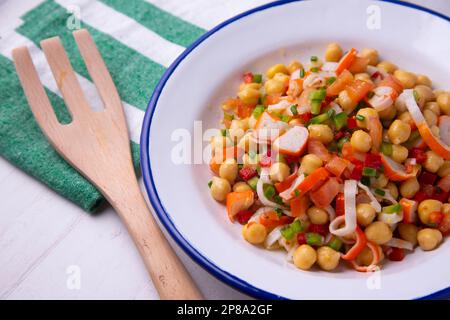 Insalata di ceci deliziosa e sana con surimi di granchio. Foto Stock