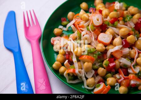 Insalata di ceci deliziosa e sana con surimi di granchio. Foto Stock