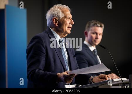 (230309) -- STOCCOLMA, 9 marzo 2023 (Xinhua) -- l'Alto rappresentante dell'Unione europea (UE) per gli affari esteri e la politica di sicurezza Josep Borrell interviene in una conferenza stampa tenutasi a Stoccolma, in Svezia, il 8 marzo 2023. Mercoledì i ministri della Difesa dell'UE hanno discusso l'idea di inviare ulteriore sostegno militare all'Ucraina, in una riunione informale nella capitale svedese di Stoccolma. (Josefine Stenersen/uffici governativi della Svezia/Handout via Xinhua) Foto Stock