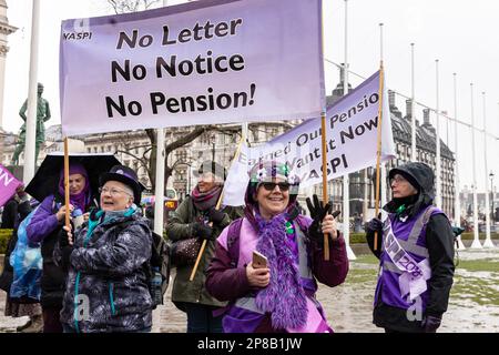 Dimostrazione di Waspi, Londra, Regno Unito. Marzo 8 2023. Waspi Signore che dimostrano circa la perdita di pensioni per le donne nate negli anni '50 fuori Westminste Foto Stock