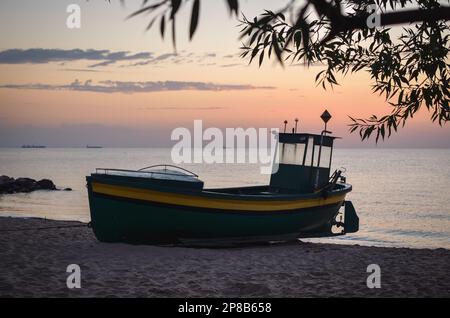 Splendida vista mattutina sul mare polacco di Gdynia. Nave su una spiaggia di sabbia al mattino. Foto Stock