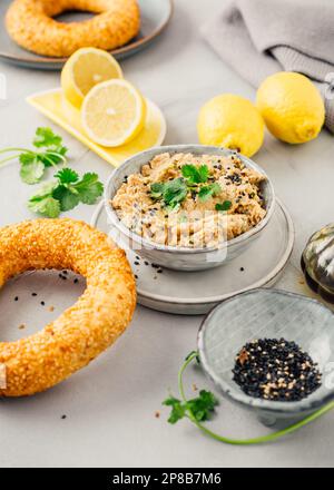 Baba ganoush - antipasto della cucina levantina a base di melanzane cotte al forno e pasta di sesamo con erbe e olio d'oliva. Foto Stock