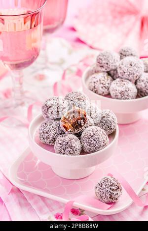 Sfere di proteine energetiche con ingredienti sani, realizzate con datteri, burro di arachidi, semi di lino e di chia, avena, mandorle e gocce di cioccolato Foto Stock