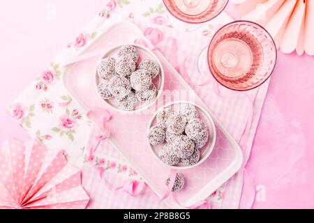 Sfere di proteine energetiche con ingredienti sani, realizzate con datteri, burro di arachidi, semi di lino e di chia, avena, mandorle e gocce di cioccolato Foto Stock