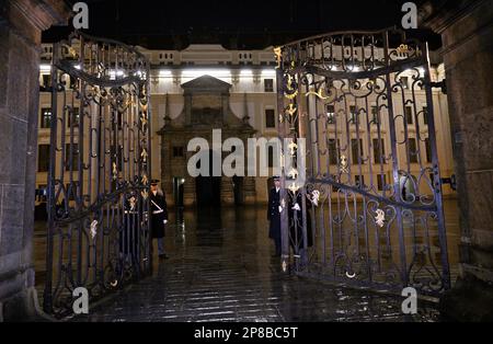 Mezzanotte. 8th Mar, 2023. La soppressione dello standard presidenziale e la chiusura della porta dei Giganti (foto) al Castello di Praga hanno simbolicamente chiuso il mandato decennale del presidente ceco Milos Zeman a mezzanotte, mercoledì 8 marzo 2023. Durante la cerimonia della durata di alcuni minuti, la Guardia del Castello di Praga ha suonato l'inno nazionale. Questa mattina, il successore di Zeman, Petr Pavel, sarà giurato. Circa 100 persone si sono riunite in piazza Hradcanske sotto la pioggia, alcune delle quali bevevano champagne e cantavano 'finalmente' a mezzanotte. Credit: Michal Krumphanzl/CTK Photo/Alamy Live News Foto Stock