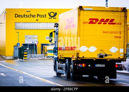 Hannover, Germania. 09th Mar, 2023. Un camion guida nei locali della filiale Deutsche Post DHL nel distretto di Anderten. Sullo sfondo di uno sciopero minacciato da parte dei vettori e del personale addetto alla consegna dei pacchi, Deutsche Post presenta i dati annuali relativi al 09.03.2023. È previsto un risultato record. (A dpa 'Post presenta cifre record - Verdi decisione sullo sciopero previsto') Credit: Moritz Frankenberg/dpa/Alamy Live News Foto Stock