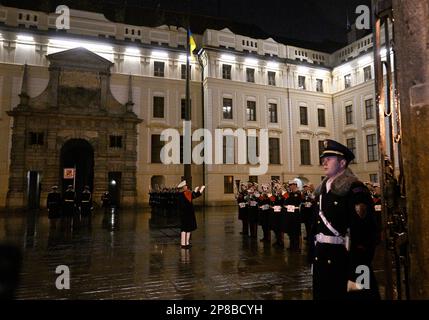 Mezzanotte. 8th Mar, 2023. La soppressione dello standard presidenziale e la chiusura della porta dei Giganti al Castello di Praga hanno simbolicamente posto fine al mandato decennale del presidente ceco Milos Zeman a mezzanotte, mercoledì 8 marzo 2023. Durante la cerimonia della durata di alcuni minuti, la Guardia del Castello di Praga ha suonato l'inno nazionale (foto). Questa mattina, il successore di Zeman, Petr Pavel, sarà giurato. Circa 100 persone si sono riunite in piazza Hradcanske sotto la pioggia, alcune delle quali bevevano champagne e cantavano 'finalmente' a mezzanotte. Credit: Michal Krumphanzl/CTK Photo/Alamy Live News Foto Stock