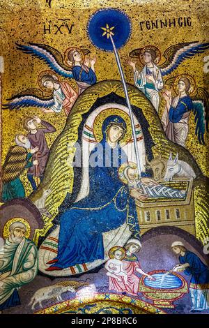 Mosaici bizantini del 12th con la rappresentazione della natività (He Christoù gènesis) - Chiesa di Santa Maria dell'Ammiraglio - Palermo, Sicilia, Italia Foto Stock