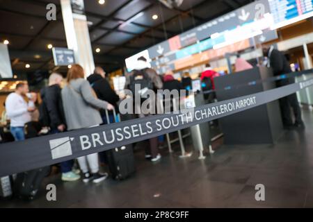 L'immagine mostra la coda dei passeggeri causata dalle azioni della polizia all'aeroporto di Charleroi (BSCA), a Gosselies, giovedì 09 marzo 2023. Questa azione, che si unisce alle simboliche stazioni di polizia sia federali che locali, è quella di chiedere di mantenere i loro diritti al prepensionamento, prima dei 67 anni, e di aumentare gli stipendi e di risolvere il problema ricorrente della mancanza di personale. BELGA PHOTO VIRGINIE LEFOUR Foto Stock