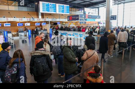 L'immagine mostra la coda dei passeggeri causata dalle azioni della polizia all'aeroporto di Charleroi (BSCA), a Gosselies, giovedì 09 marzo 2023. Questa azione, che si unisce alle simboliche stazioni di polizia sia federali che locali, è quella di chiedere di mantenere i loro diritti al prepensionamento, prima dei 67 anni, e di aumentare gli stipendi e di risolvere il problema ricorrente della mancanza di personale. BELGA PHOTO VIRGINIE LEFOUR Foto Stock