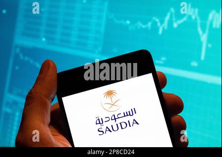 Cina. 15th Feb, 2023. In questa foto, il logo Saudi Arabian Airlines (Saudia) viene visualizzato su uno smartphone con un grafico dell'indice della borsa economica sullo sfondo. (Credit Image: © Budrul Chukrut/SOPA Images via ZUMA Press Wire) SOLO PER USO EDITORIALE! Non per USO commerciale! Foto Stock