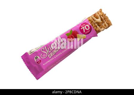 Snack bar Skinny Crunch Light Raspberry & White Chocolate barra di cereali alta fibra meno di 70 calorie isolato su sfondo bianco Foto Stock