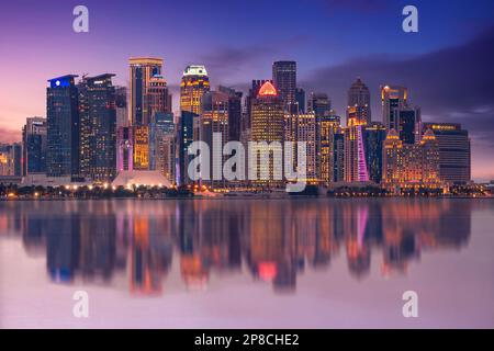 Splendida vista sullo skyline di Doha dalla Doha Corniche Foto Stock