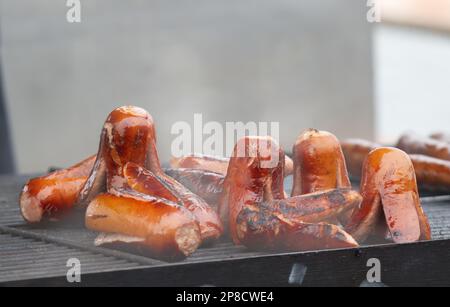 Grigliate di salsicce e kielbasa al mercato agricolo di Street food di Praga Foto Stock