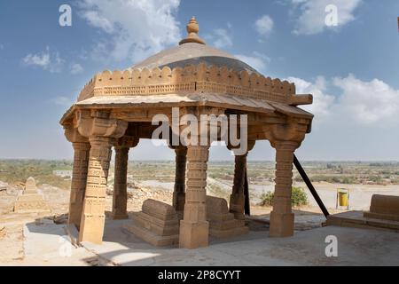 Antico mausoleo e tombe a Makli Hill a Thatta, Pakistan. Necropoli, cimitero Foto Stock