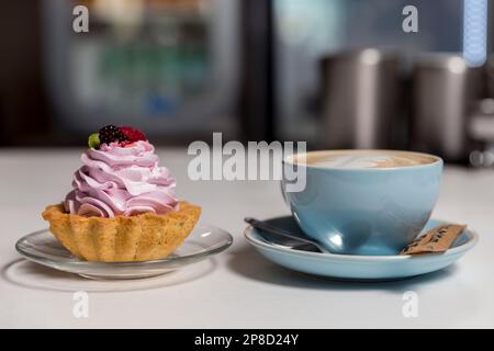 Macchina per il caffè. Il processo di preparazione del caffè. Chicchi di caffè. Tazza di caffè. caffè sfondo. Foto Stock